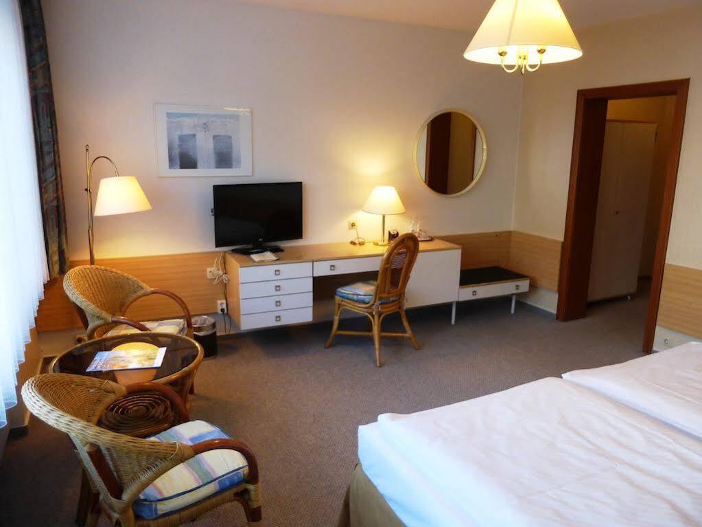 Hotel Niedersachsen ควาเคนบรุค ภายนอก รูปภาพ